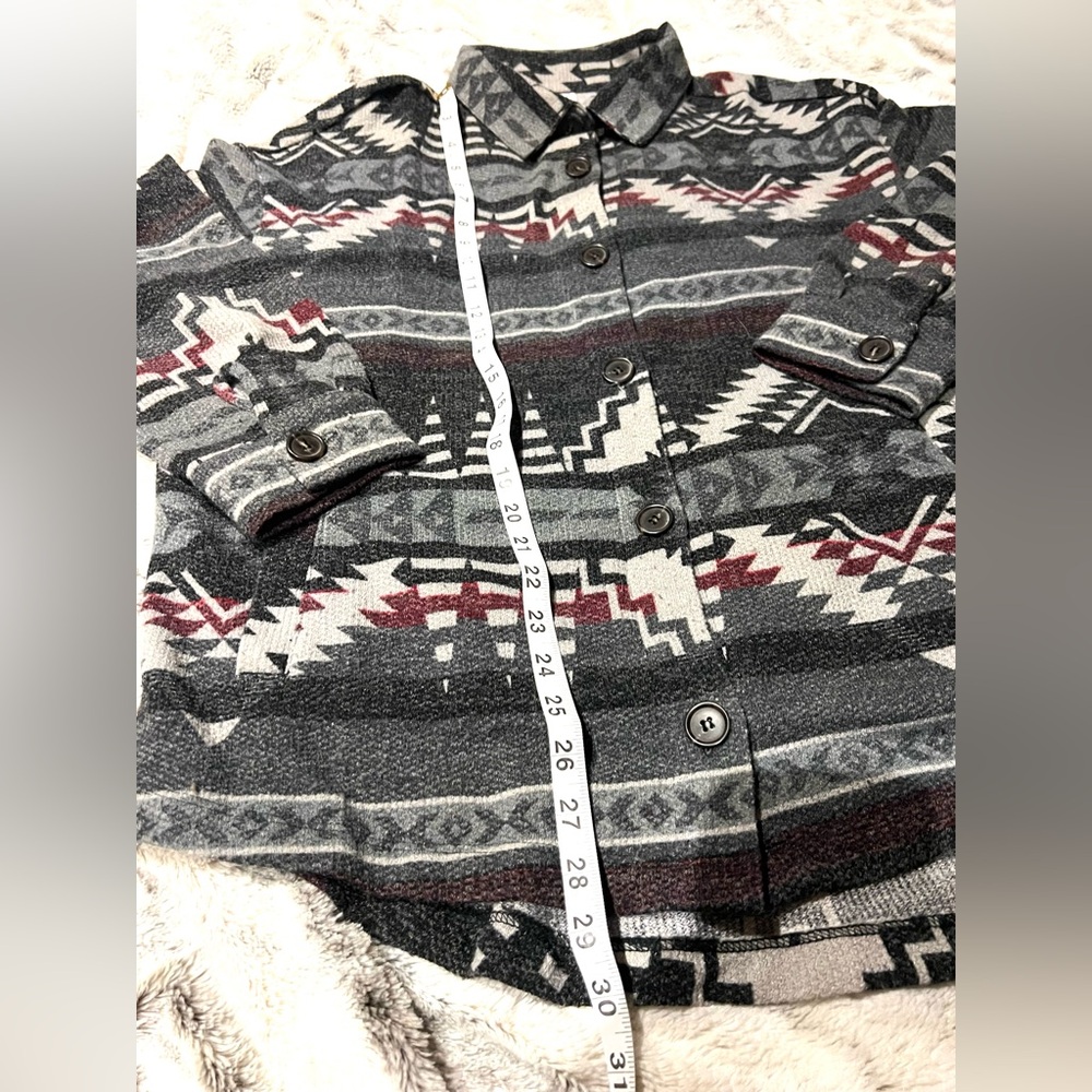 Zenana Outfitters Gray & Red Aztec Patterned Button-Down Shirt 1X - Picture 4 of 5